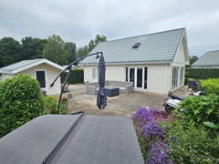 Verkocht onder voorbehoud: Uniek! Dit luxe en ruime recreatiechalet gelegen op een prachtig chaletpark direct aan de rivier de Oude Maas.
