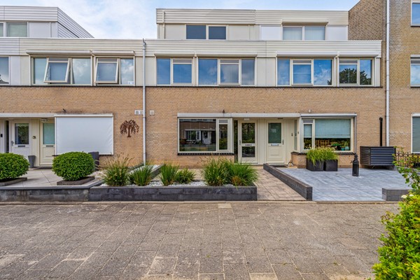 Verkocht: Compleet verbouwde tussenwoning in ’t Zand met aanbouw aan de achterzijde en opbouw 2e verdieping.