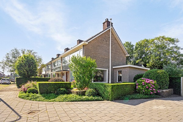 Te koop: Zeer ruime en uitstekend onderhouden, uitgebouwde hoekwoning met een woonoppervlakte van maar liefst 162 m2!, een grote vrijstaande garage, twee eigen parkeerplaatsen en vlakbij het centrum.