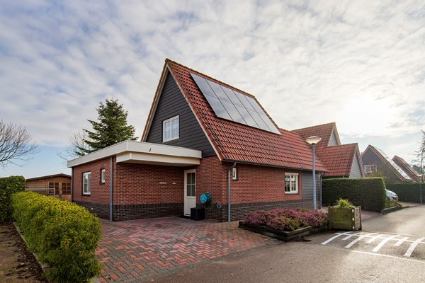 Te koop: Nabij de jachthaven van Oude-Tonge ligt deze vrijstaande, onderhoudsarme woning. Het geheel ligt op een perceel van maar liefst 449 m² eigen grond met 3 parkeerplaatsen.