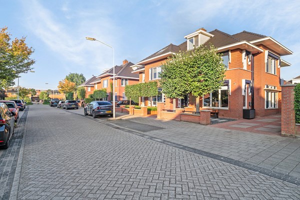 Onder bod: Uitstekend onderhouden, zeer ruime, half vrijstaande villa met een gebruiksoppervlakte van maar liefst 191 m² en 327 m² eigen grond!
