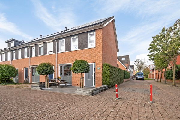 Onder bod: Ruime en zeer luxe afgewerkte en uitgebouwde hoekwoning in de Volgerlanden, Hendrik-Ido-Ambacht, bouwjaar 2005, met een perceel van 176 m² eigen grond en schitterend tuinhuis/overkapping. 