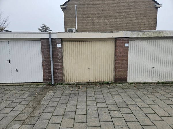 Te koop: Keurige garagebox op een pleintje achter een rij woningen aan de Ary Scheffersingel in Papendrecht.