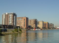 Te huur: Luxe 3-kamer maisonnette woning (88 m²) met privé parkeerplaats in de garage, gemeubileerd en met schitterend uitzicht over de rivier de Nieuwe Maas, bouwjaar 2005.