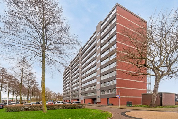 Verkocht onder voorbehoud: Zeer ruime 5-kamer appartement (grootste type) met een woonoppervlakte van maar liefst 115 m². Dit schitterende appartement bevindt zich op de 6e etage van een luxe appartementencomplex met lift.