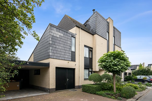 Te koop: Zeer ruime en fraai afgewerkte, geschakelde villa met prachtig uitzicht op de rivier de Oude Maas, het scheepvaartverkeer en de historische stad Dordrecht.  