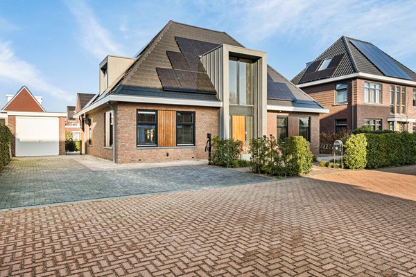 Verkocht onder voorbehoud: Schitterende en zeer luxe afgewerkte, vrijstaande villa aan het riviertje De Alblas, met een woonoppervlakte van 191 m², vrijstaande garage, gelegen op een perceel eigen grond van maar liefst 648 m...