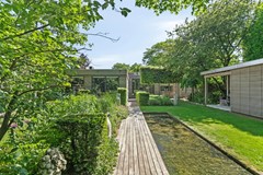 Te koop: UNIEK! Deze schitterende onder architectuur verbouwde bungalow met prachtige tuin, instapklaar en verscholen in het groen aan een rustig hofje.