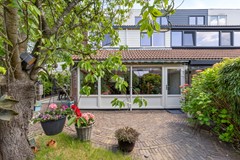 Te koop: Riante en goed onderhouden 4-kamer hoekwoning met heerlijke serre-uitbouw op een perceel van maar liefst 204 m² eigen grond in een gezellig en kindvriendelijk hofje en op een steenworp afstand van...