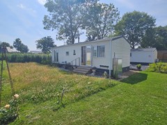 Te koop: luxe en ruime recreatiechalet gelegen op een ruime kavel op Recreatiepark de Oude Maas, nabij de rivier.