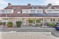 Te koop: Ruime en luxe afgewerkte tussenwoning in een rustige buurt direct aan de IJssel en nabij de jachthaven, bouwjaar 1993, met een perceel van 132 m² eigen grond en schitterend tuinhuis/overkapping.
