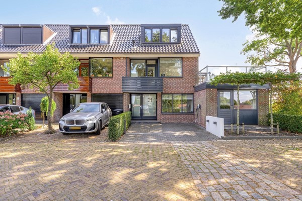 Te koop: Zeer ruime en compleet gerenoveerde, zeer luxe afgewerkte splitlevel rivierwoning met uitbouw aan de zijkant, extra groot dakterras aan de keuken, inpandige berging, kelder, verrassende indeling en...