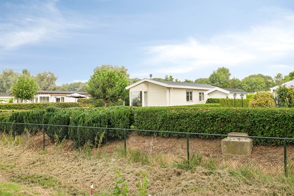 Te koop: Unieke ligging aan de rand van het park met schitterend uitzicht op de Dordtse Kil! Modern afgewerkt (recreatie)chalet op het vakantiepark ”Resort De Biesbosch” in Willemsdorp met overkapping!