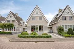 Te koop: Heerlijk ruime en uitstekend onderhouden semi-vrijstaande woning met garage op een perceel eigen grond van 293 m2 en gelegen in de kindvriendelijke wijk De Grienden!
