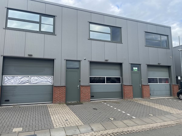 Te huur: Bedrijfsunit met kantoorruimte, gebruiksoppervlakte van 88 m² en twee eigen parkeerplaatsen + openbare parkeergelegenheid. 