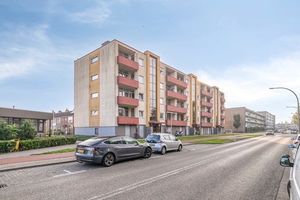 Te koop: Instapklaar 4-kamer appartement, in 2024 gerenoveerd, voorzien van een nieuwe luxe keuken, een luxe badkamer, strak gestuukte wanden en plafonds en een moderne laminaatvloer. 