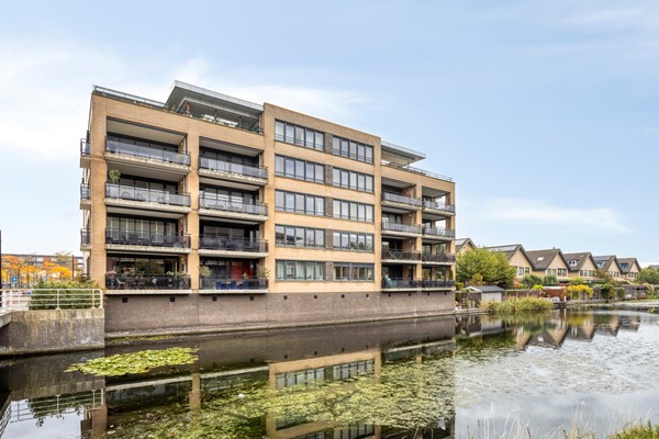 Te koop: Luxe en zeer fraai afgewerkt 3-kamer appartement van 107 m² met privé garagebox, groot balkon en lift in Carnisselande-Vrijenburg!