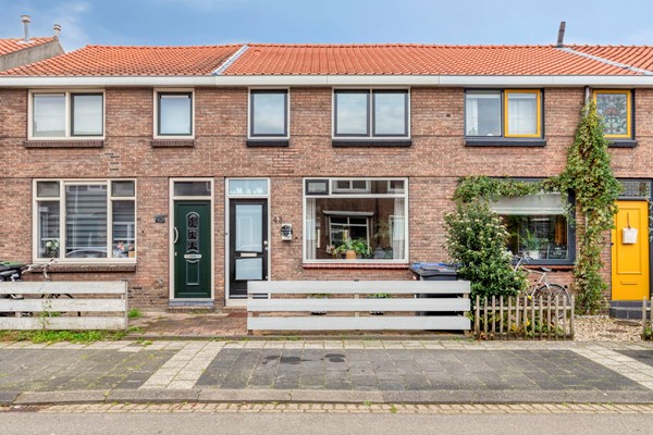 Te koop: Gemoderniseerde  tussenwoning, voorzien van ruime woonkamer, nieuwe luxe badkamer (2024), voormalige badkamer, 2 slaapkamers, mooie tuin Z/W met stenen berging  en hardhouten kozijnen met dubbel glas.