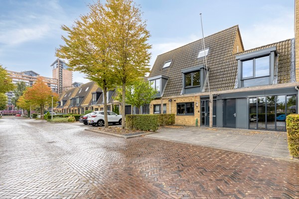Te koop: Hoogwaardig afgewerkte 2-onder-1-kapwoning aan de Volgerplas met vijf grote slaapkamers, kantoorruimte op de begane grond, prachtige tuin aan het water met eigen aanlegsteiger en twee parkeerplaatsen.