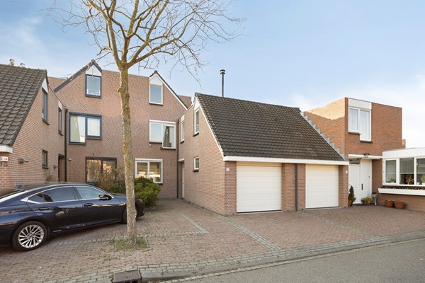 Te koop: Aan het Balkengat staat deze uitstekend onderhouden geschakelde twee onder één kapwoning met garage, parkeerplaats, vijf slaapkamers, twee badkamers, balkon, dakterras en een fraai aangelegde tuin.