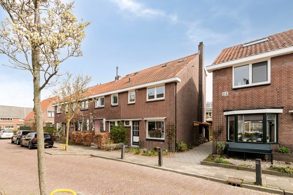 Te koop: Charmante jaren ’30 hoekwoning met 5 slaapkamers en uitstekende ligging in de “Oude Torenwijk”, vlakbij winkels, scholen en overige voorzieningen.  

