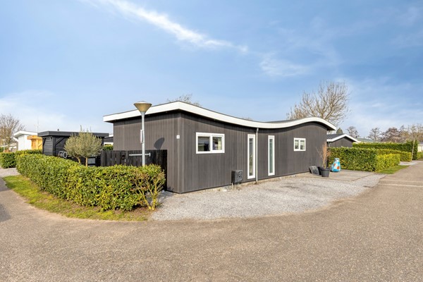Te koop: Uniek! Schitterend afgewerkt (recreatie)chalet met vrijstaande berging en twee parkeerplaatsen, gelegen op een groot perceel huurgrond van 295 m². GEEN overdrachtsbelasting en notariskosten!