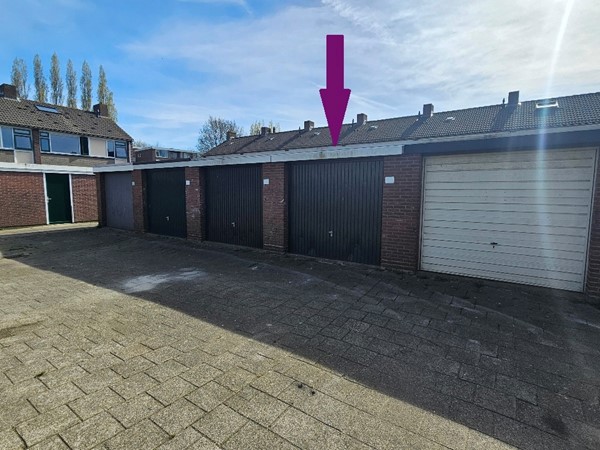 Te koop: Keurige garagebox op een pleintje achter een rij woningen aan de Guido Gezellestraat 28 in Papendrecht.