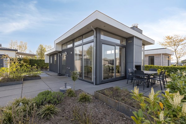 Te koop: Schitterend afgewerkt (recreatie)chalet, volledig gemeubileerd, met vrijstaande berging en twee parkeerplaatsen, gelegen op een groot perceel eigen grond van 292 m². 365 dagen recreëren mogelijk.