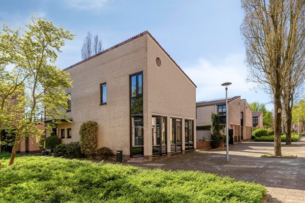 Te koop: Hoogwaardig afgewerkte geschakelde woning op een rustige en groene toplocatie, direct aan een autovrije wandelpromenade en op steenworp afstand van het Munnikepark.