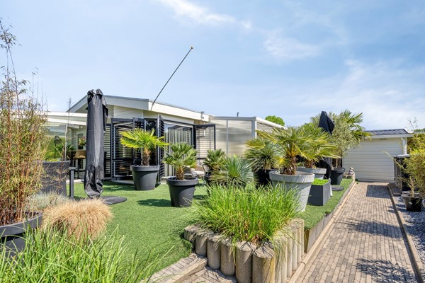 Te koop: Uniek! Schitterend afgewerkt (recreatie)chalet met serre, overkapping, vrijstaande berging en twee parkeerplaatsen! GEEN overdrachtsbelasting en notariskosten!
