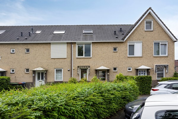 Te koop: Deze ruime en zeer luxe afgewerkte 5-kamer tussenwoning ligt in een rustige, straat in de geliefde wijk Wilgendonk in Papendrecht.