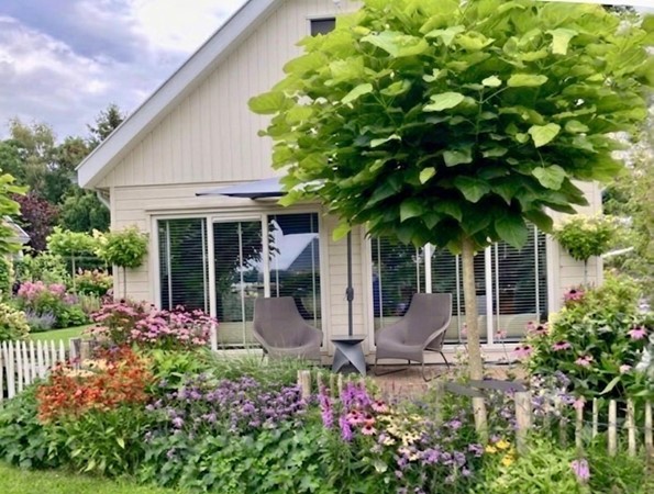 Te koop: Uniek! Dit luxe en ruime recreatiechalet gelegen op een prachtig chaletpark direct aan de rivier de Oude Maas.
