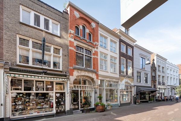 Te koop: Een monumentale blikvanger met wonen en ondernemen op een absolute toplocatie.