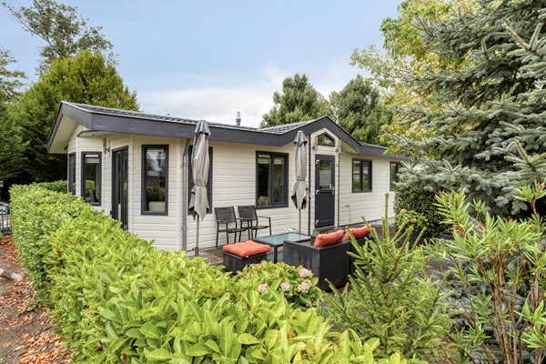Te koop: Unieke ligging! Schitterend afgewerkt (recreatie)chalet met vrijstaande berging en twee parkeerplaatsen, gelegen op een perceel huurgrond van 215 m². GEEN overdrachtsbelasting en notariskosten!