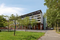 Te koop: Instapklaar, modern en verrassend ruim 3-kamer appartement van 90 m², gelegen op de 1e woonlaag in de geliefde Kop van Zuid.
