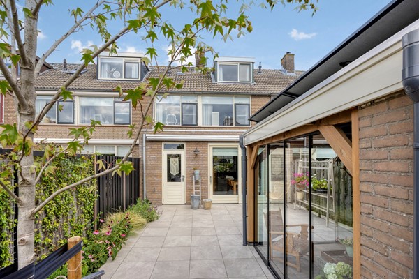 Te koop: Ruime, uitstekend onderhouden en uitgebouwde 6-kamer eengezinswoning, voorzien van moderne verduurzamingsmaatregelen en energielabel A, met een fraaie ligging aan de rand van het dorp.