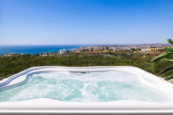 Medium property photo - Avenida 8 de Marzo 12V, 29640 Fuengirola