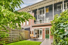 Verkocht: Instapklare en duurzame woning (gasvrij/energielabel A+)  met 4 slaapkamers, grote zonnige voortuin en achter een steiger aan het water. Parkeren kan op eigen oprit (2 auto's). 