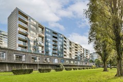 Te koop: Geweldig licht en ruime woning met prachtig uitzicht op het Wilhelminapark en vlakbij de gezelligheid van de stad!