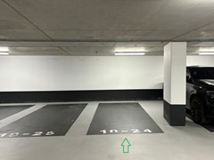 For sale: Overdekte parkeerplaats voorzien van camera bewaking in de parkeergarage van het Miles/Django-complex aan de Zuidas.