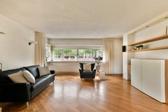 Te koop:  Ruim en licht appartement, gelijkvloers en direct toegankelijk, met vrij uitzicht en royale serre.
