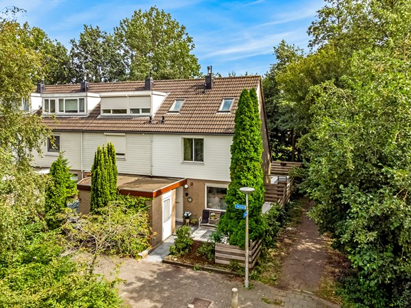 Riante Hoekwoning met Unieke Ligging en Grote Tuin in Middenhoven, Amstelveen