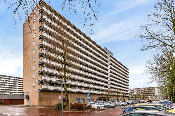 SPACIOUS 2-ROOM FLAT WITH SUNNY BALCONY IN PRIME LOCATION IN AMSTELVEEN