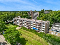 For sale: Luxurious three-room apartment of 88 m² with balcony on the SOUTH, located on the 4th also top floor.