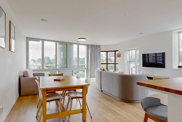 Super de luxe drie kamer hoek appartement met vrij uitzicht over het water en volledig gerenoveerd in 2021