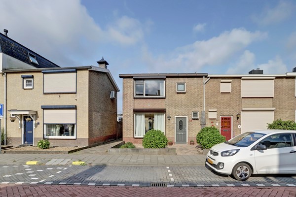 Leuke eindwoning met veel mogelijkheden, zonnepanelen, airco's en een grote garage.