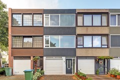Onder bod: Ruime tussenwoning met eigen garage en oprit