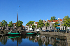 Haven met groene bomen.png