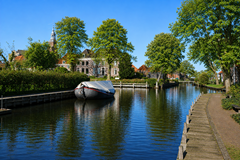 Sloep met groene bomen.png