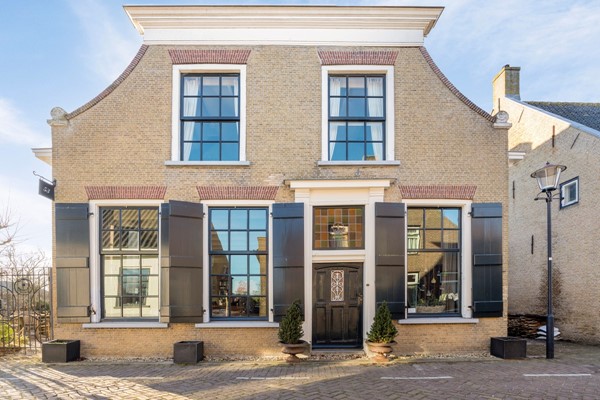 Dit herenhuis is niet alleen een prachtig stukje erfgoed, maar ook een comfortabele en luxe woonplek in het hart van Lage Zwaluwe.
